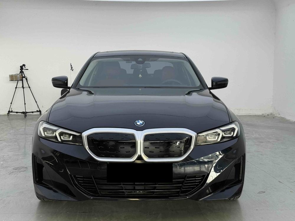 BMW i3 2023 — фото автомобиля 1