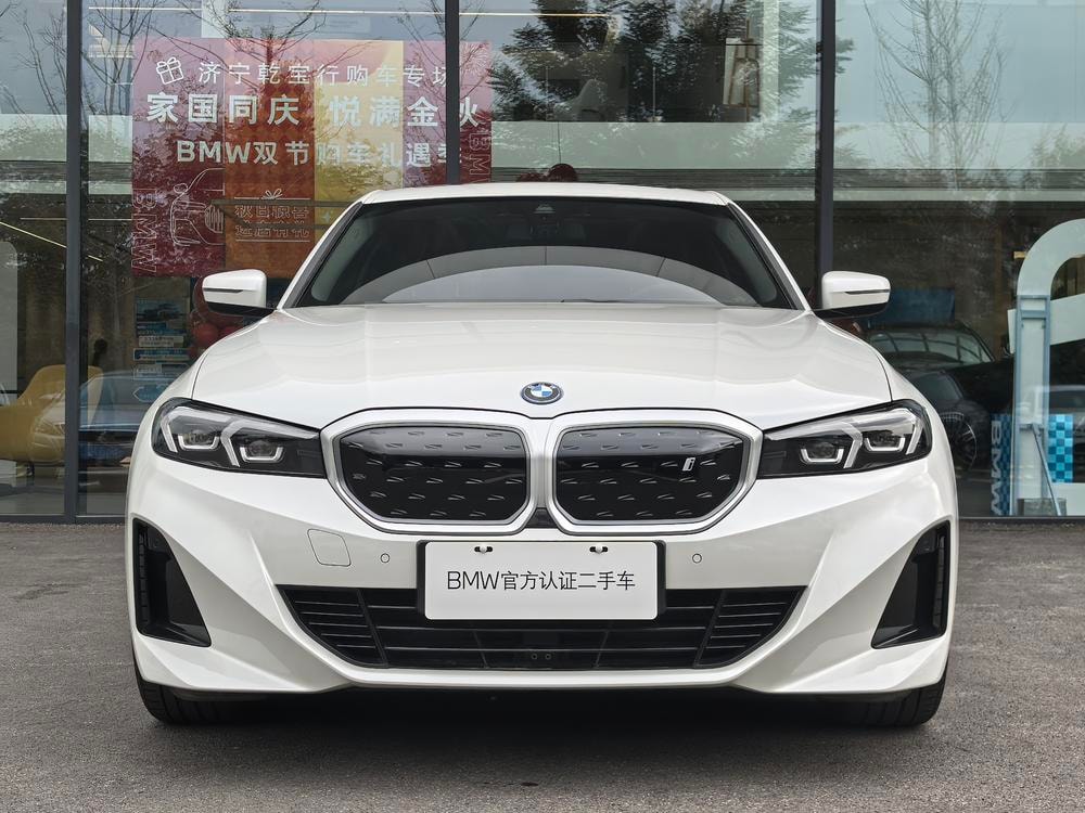 BMW i3 2023 — фото автомобиля 1