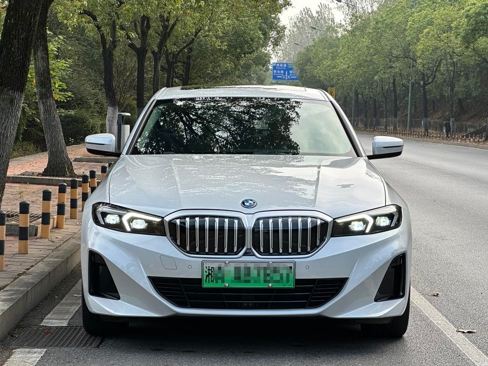 BMW i3 2023 — фото автомобиля 1