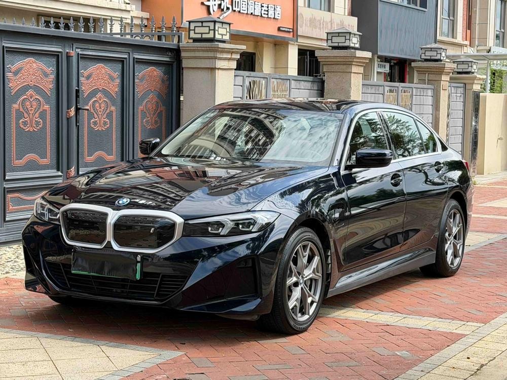 BMW i3 2022 — фото автомобиля 1