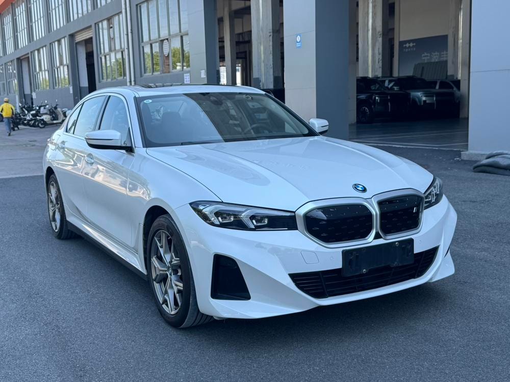 BMW i3 2022 — фото автомобиля 1