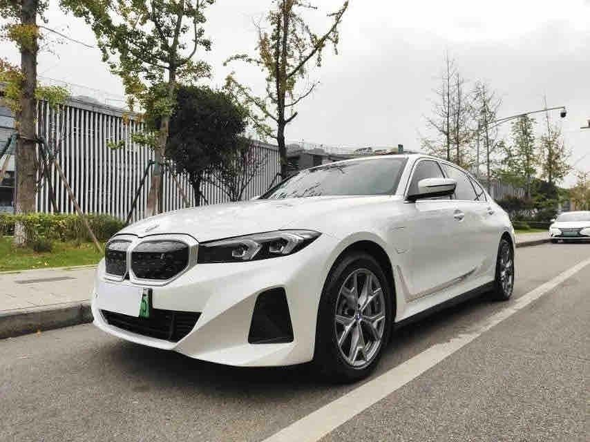 BMW i3 2025 — фото автомобиля 1