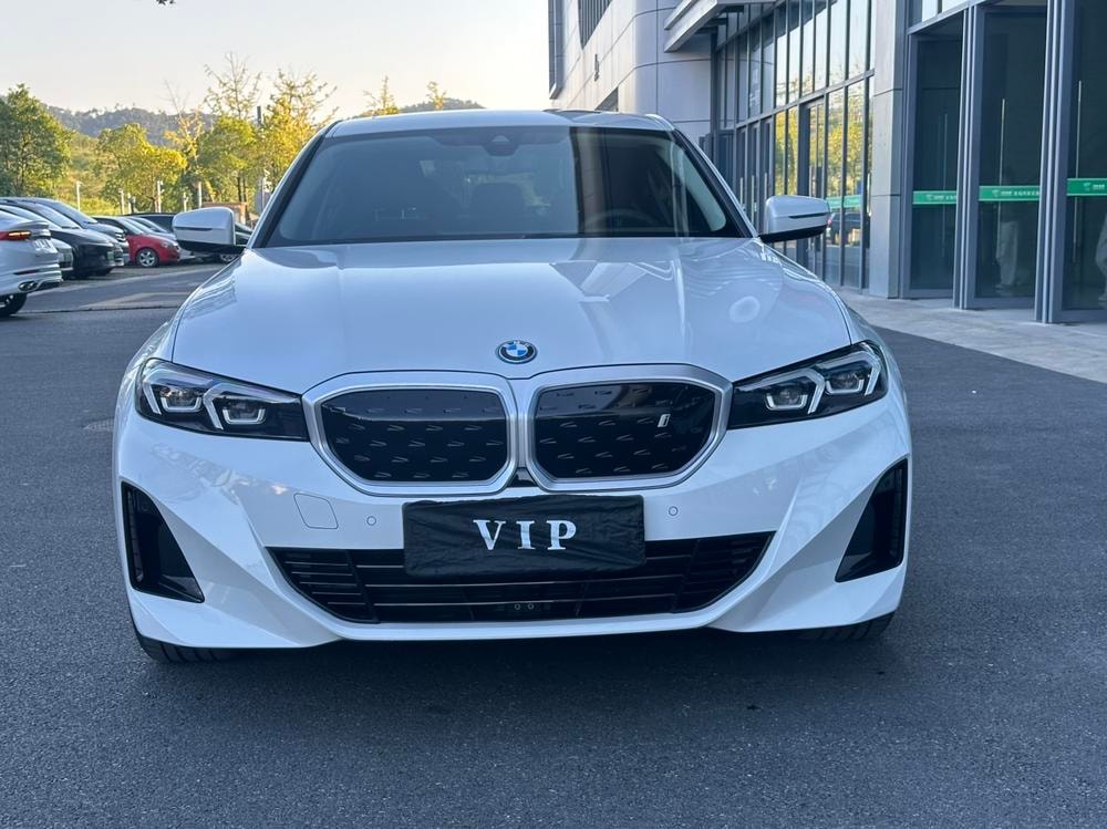BMW i3 2023 — фото автомобиля 1