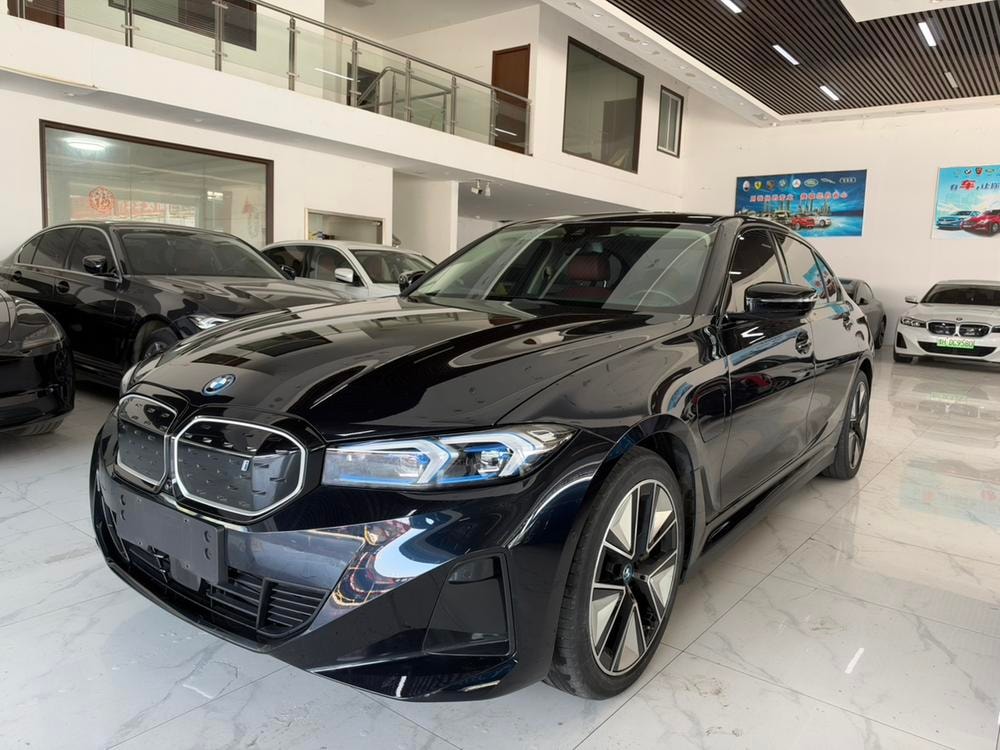 BMW i3 2023 — фото автомобиля 1