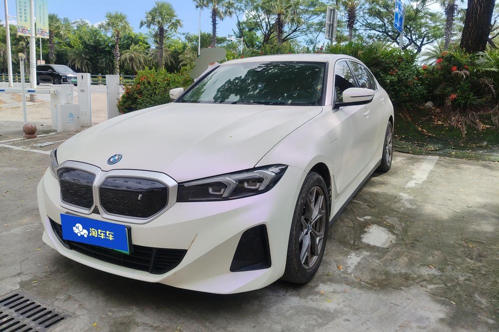 BMW i3 2023 — фото автомобиля