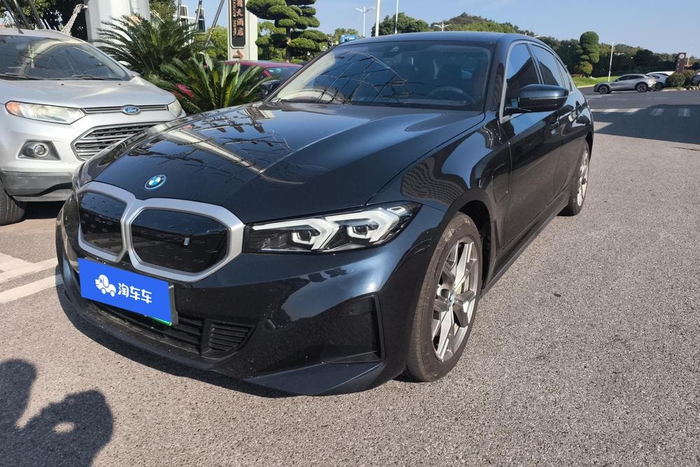 BMW i3 2023 — фото автомобиля