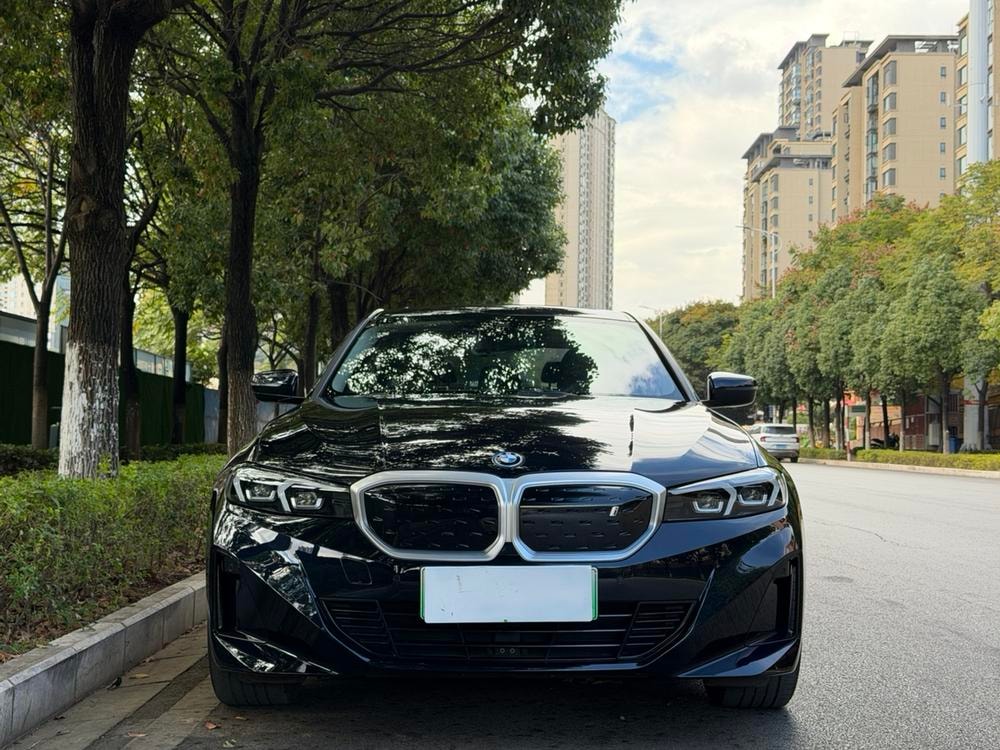 BMW i3 2022 — фото автомобиля