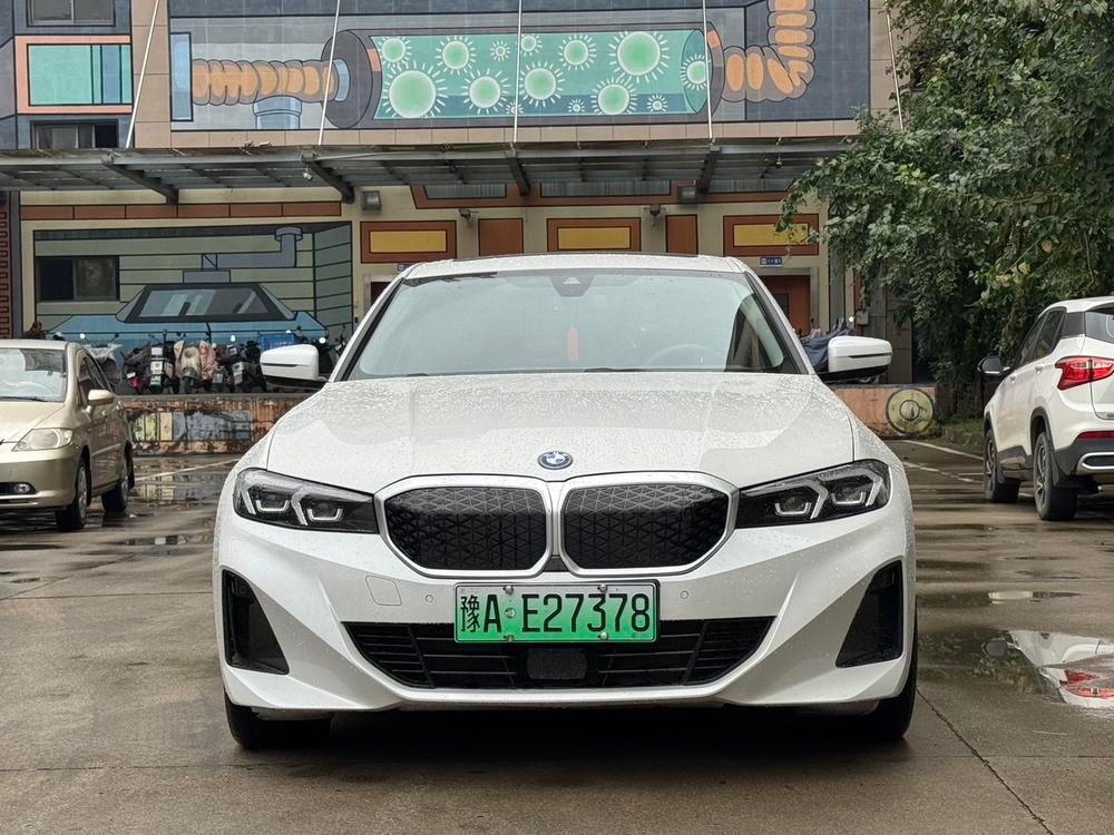 BMW i3 2025 — фото автомобиля
