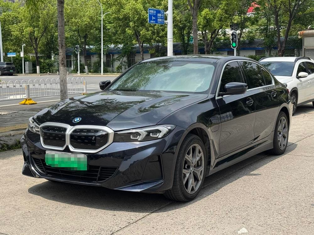 BMW i3 2023 — фото автомобиля