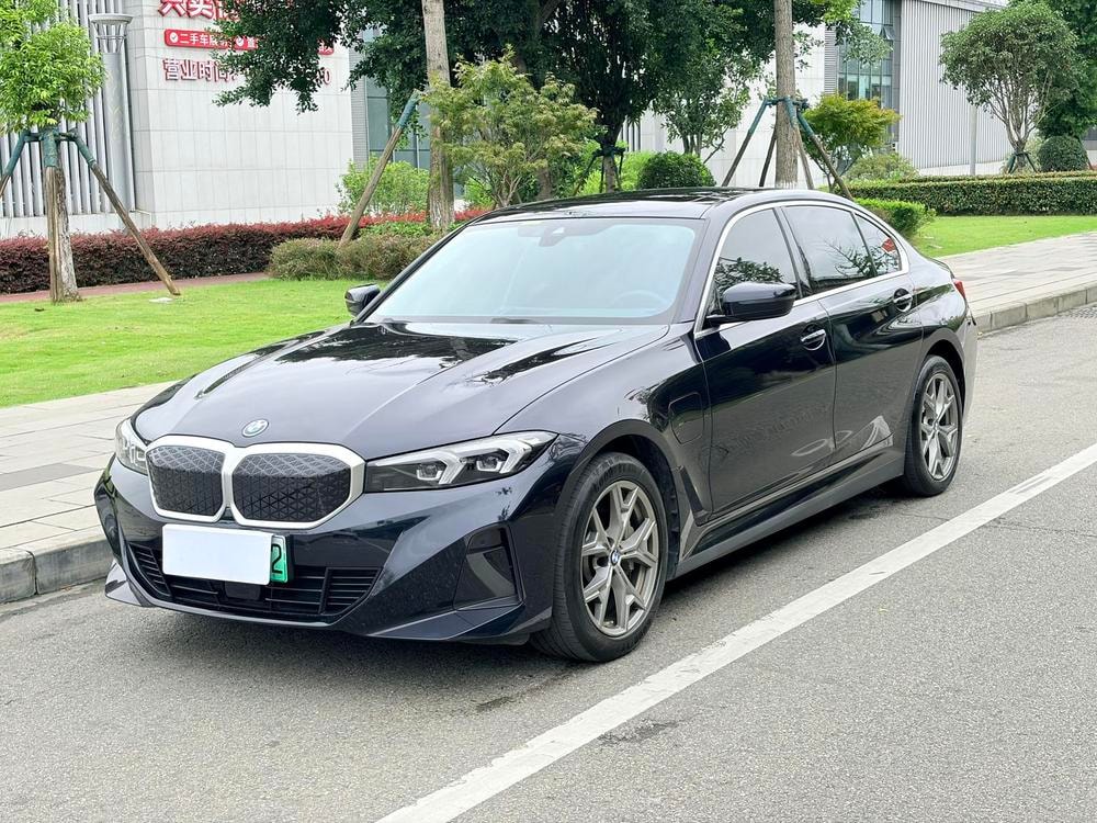 BMW i3 2025 — фото автомобиля 1