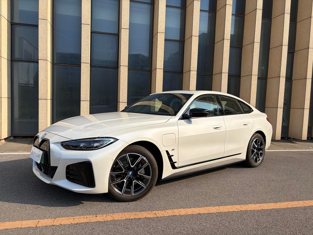 BMW i4 2023 — фото автомобиля
