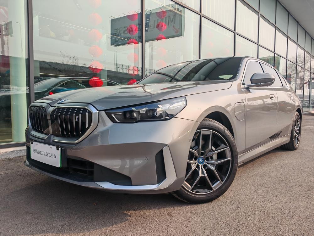 BMW i5 2024 — фото автомобиля