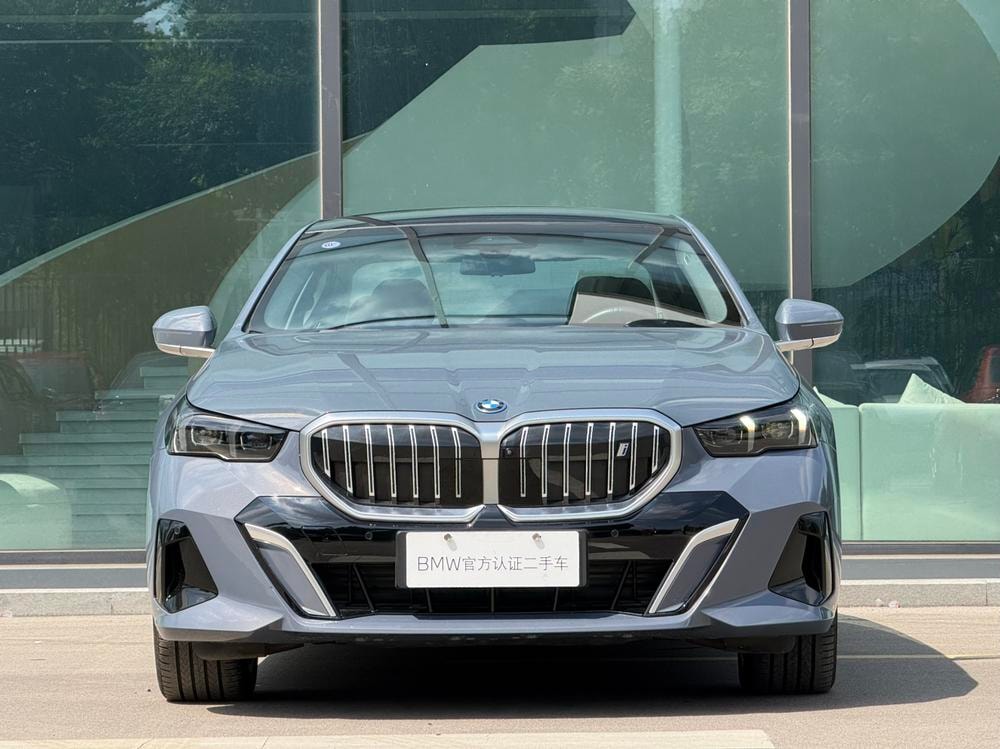 BMW i5 2024 — фото автомобиля