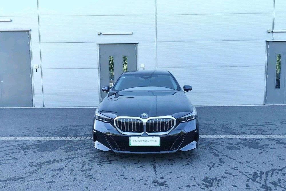 BMW i5 2025 — фото автомобиля