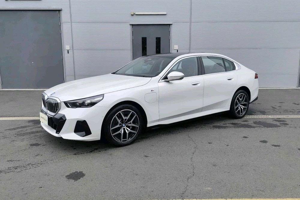 BMW i5 2025 — фото автомобиля 1