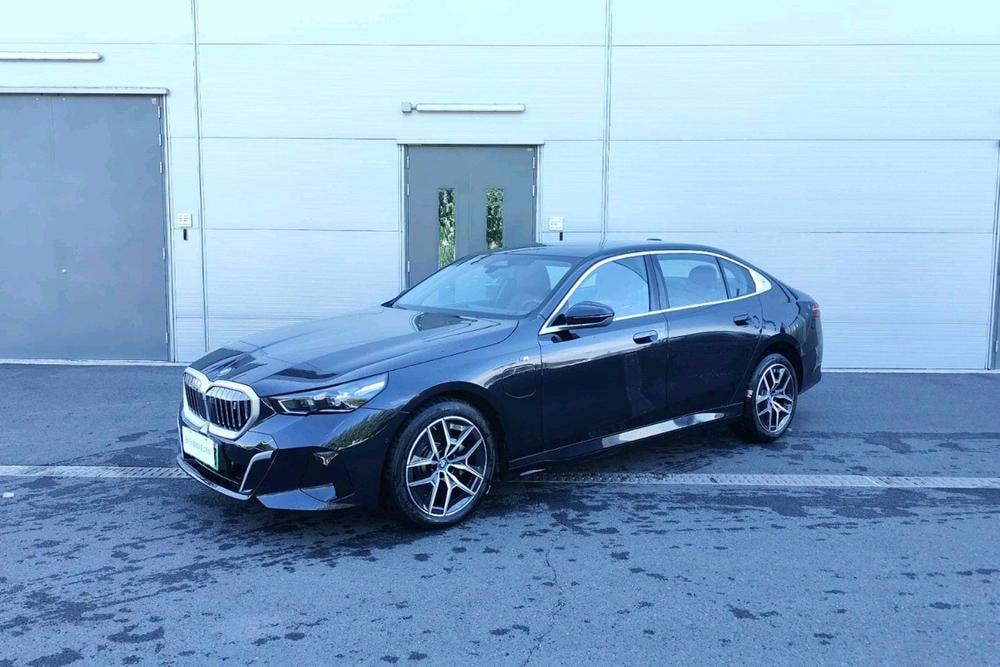 BMW i5 2025 — фото автомобиля