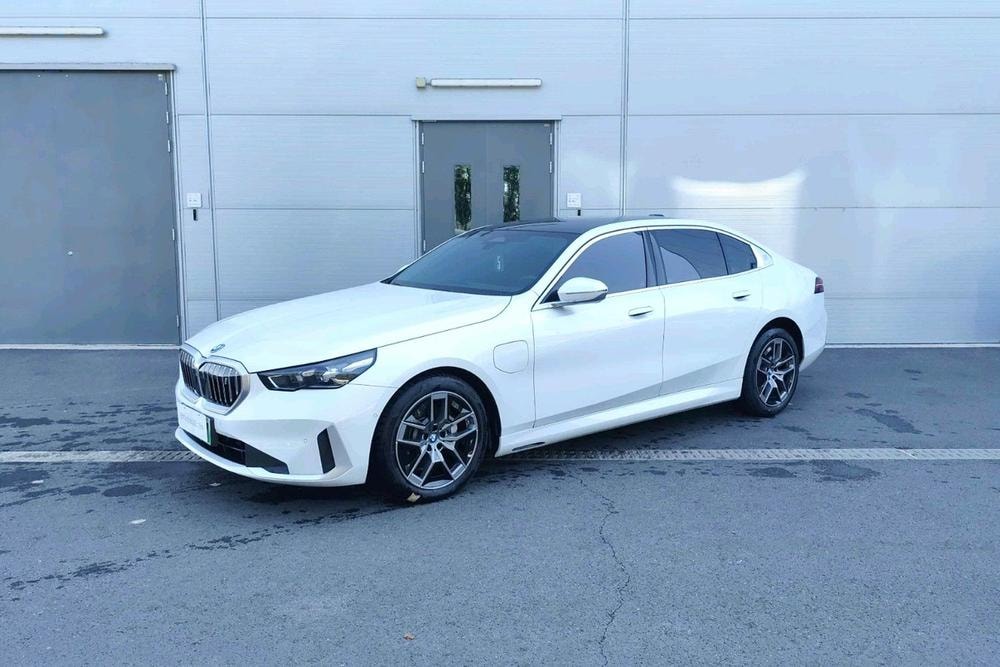 BMW i5 2024 — фото автомобиля