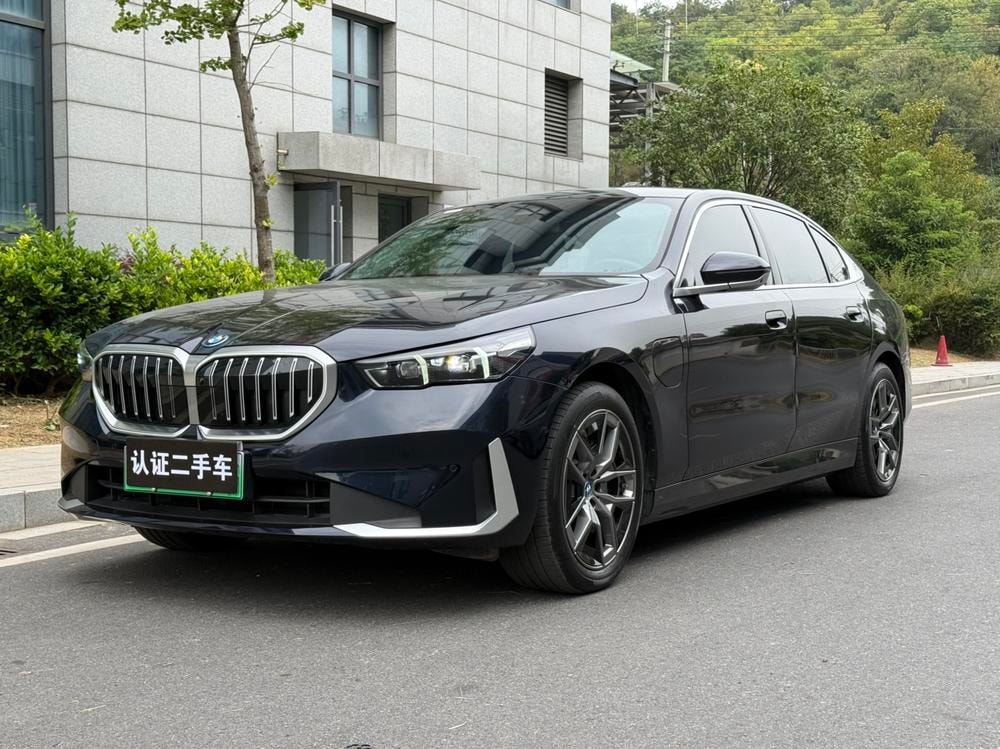 BMW i5 2024 — фото автомобиля