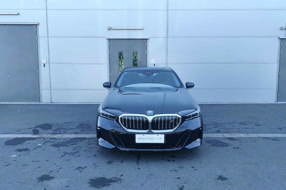 BMW i5 2025 — фото автомобиля
