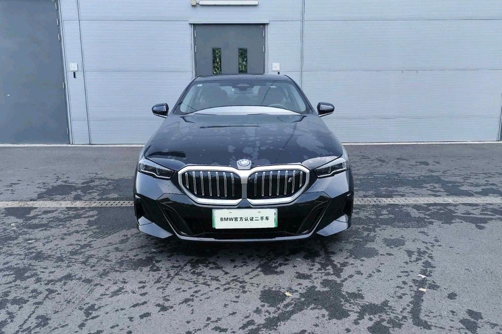 BMW i5 2025 — фото автомобиля