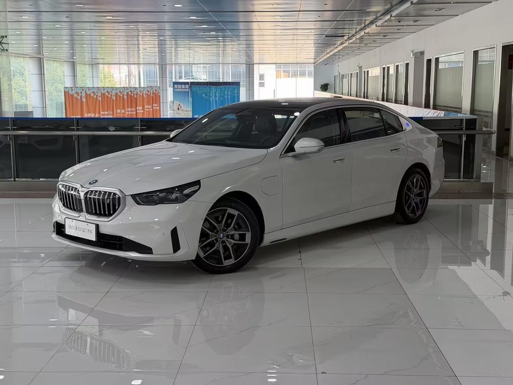BMW i5 2024 — фото автомобиля
