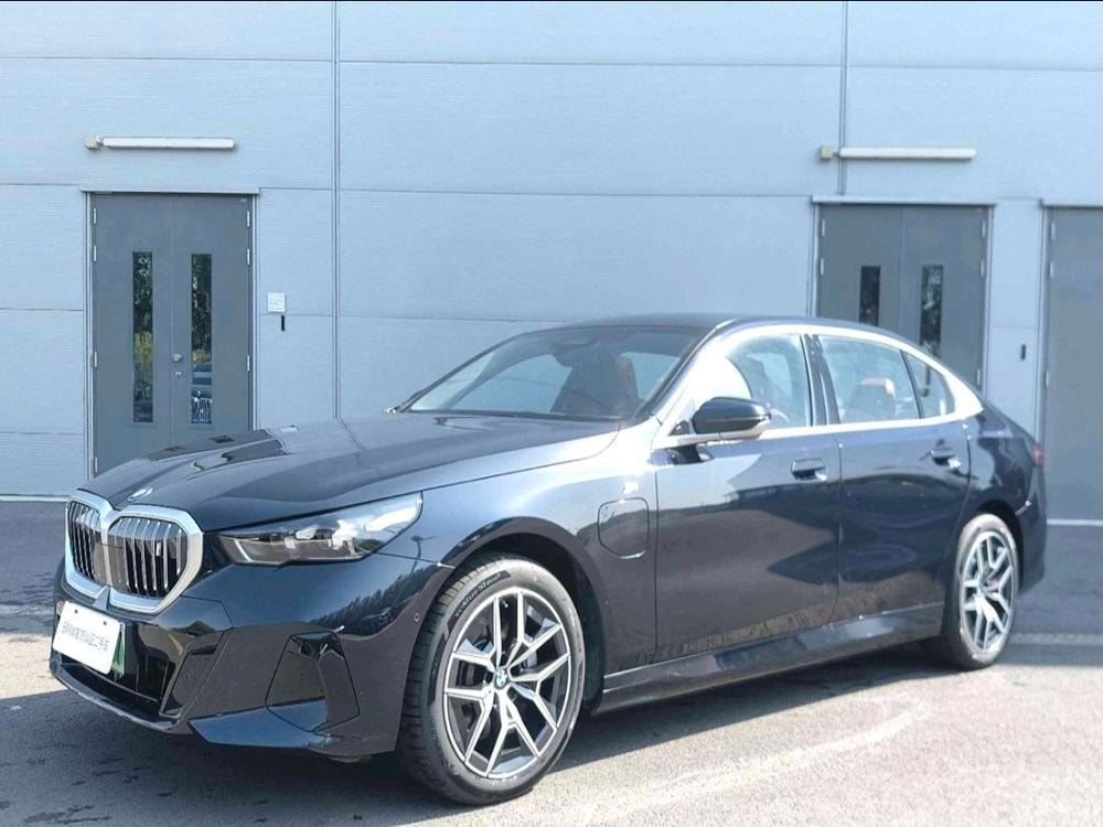 BMW i5 2025 — фото автомобиля