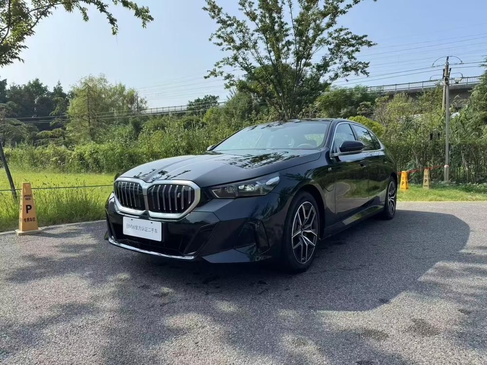 BMW i5 2025 — фото автомобиля