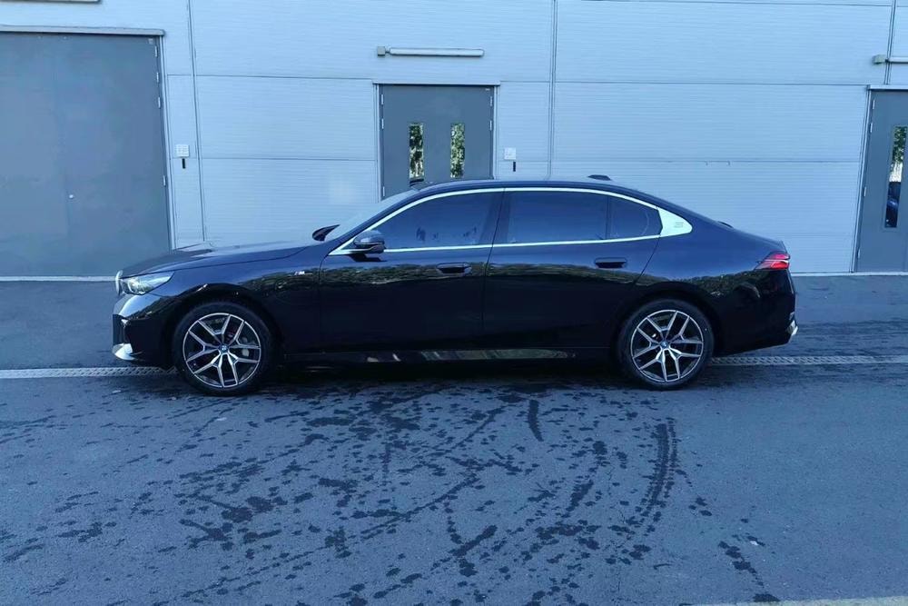 BMW i5 2025 — фото автомобиля
