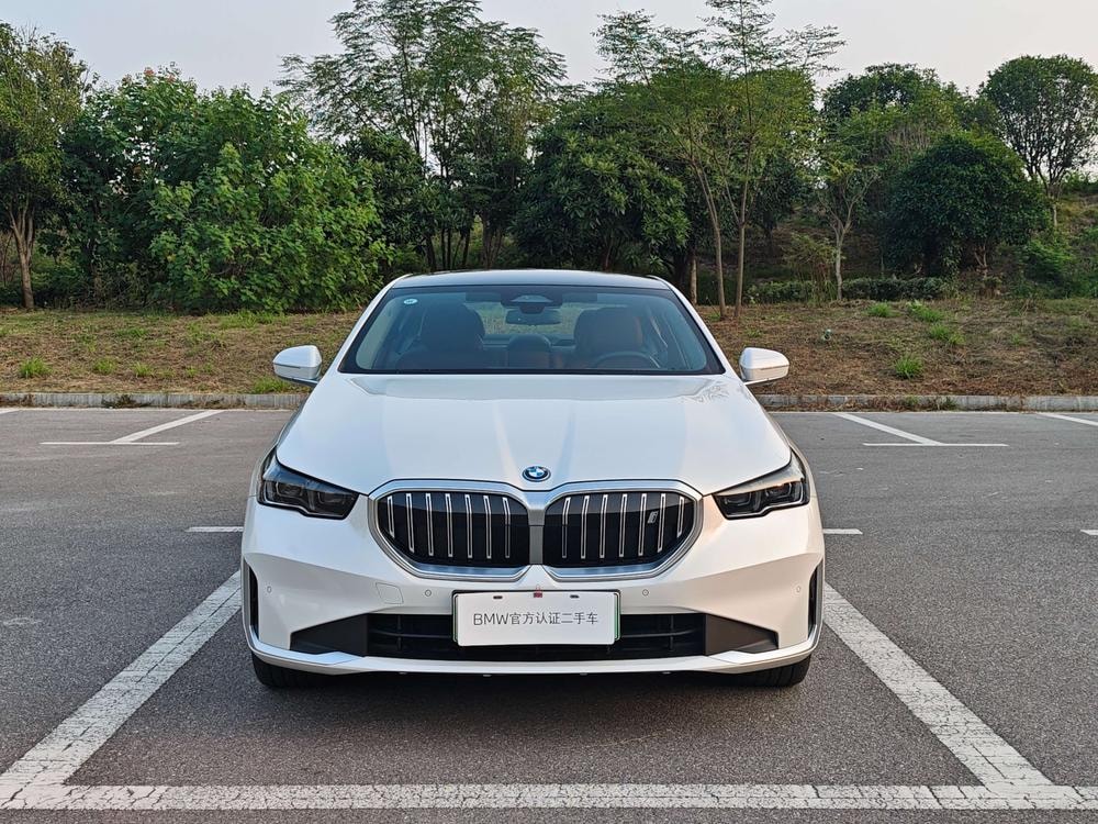 BMW i5 2024 — фото автомобиля