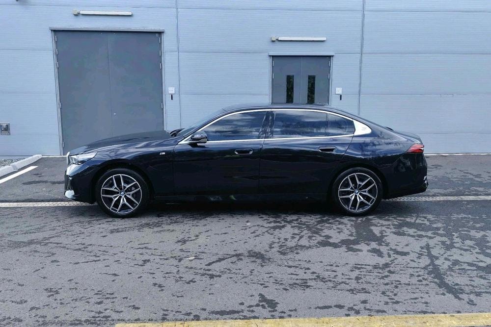 BMW i5 2025 — фото автомобиля