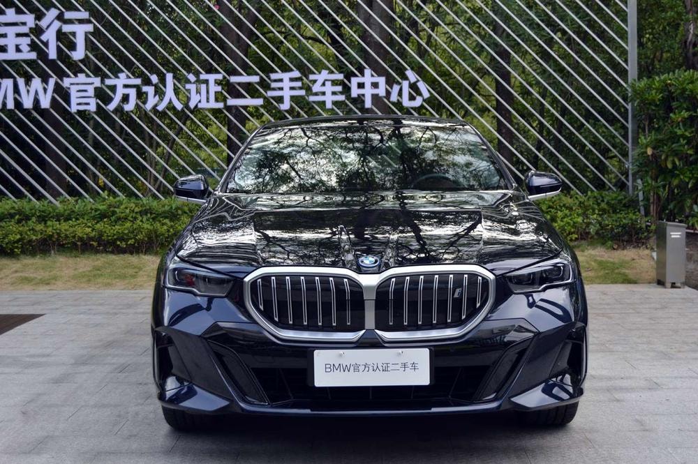 BMW i5 2025 — фото автомобиля