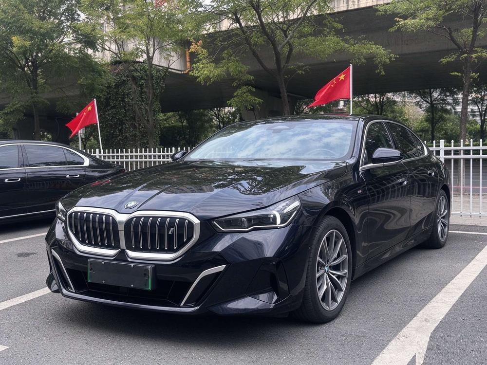 BMW i5 2024 — фото автомобиля
