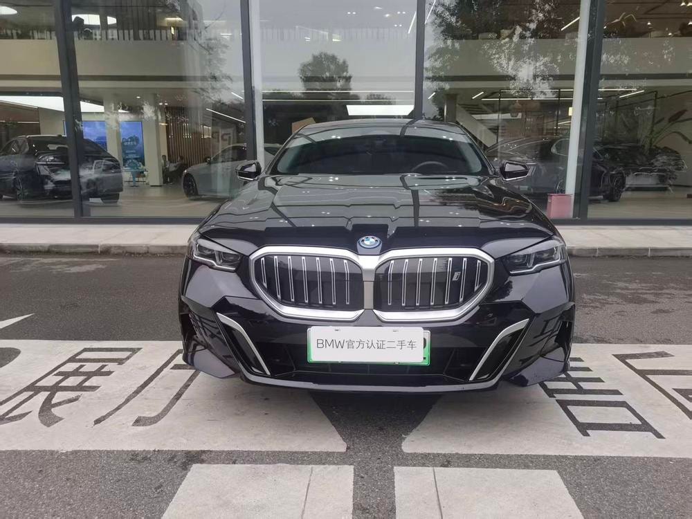 BMW i5 2024 — фото автомобиля