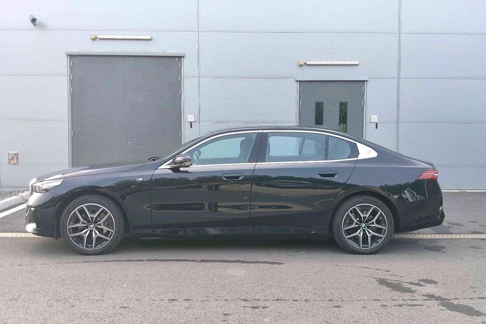BMW i5 2025 — фото автомобиля