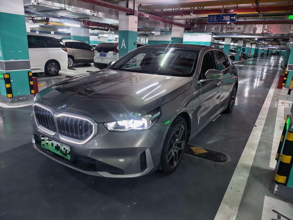 BMW i5 2024 — фото автомобиля