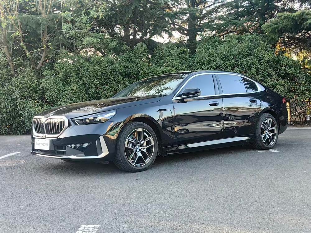 BMW i5 2024 — фото автомобиля