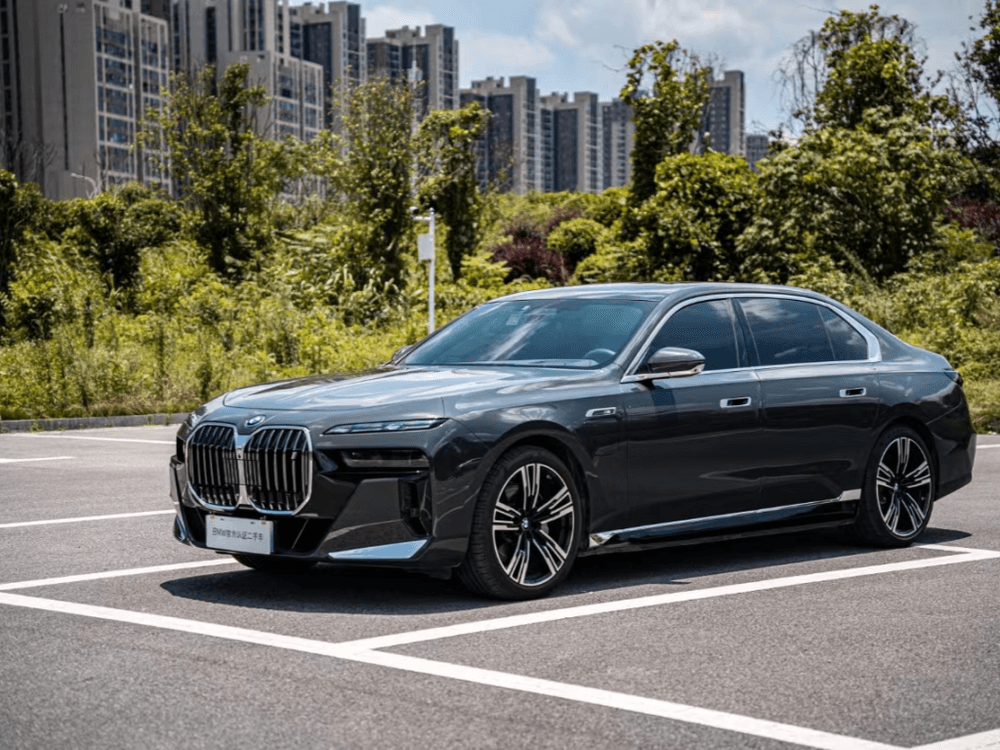 BMW i7 2023 — фото автомобиля