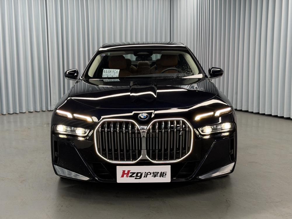 BMW i7 2023 — фото автомобиля
