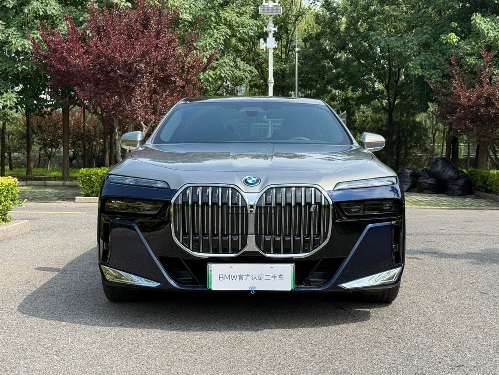 BMW i7 2023 — фото автомобиля