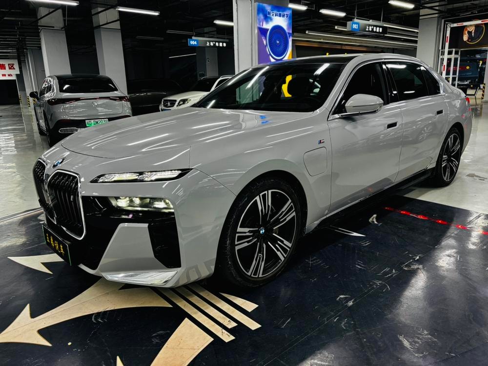 BMW i7 2023 — фото автомобиля