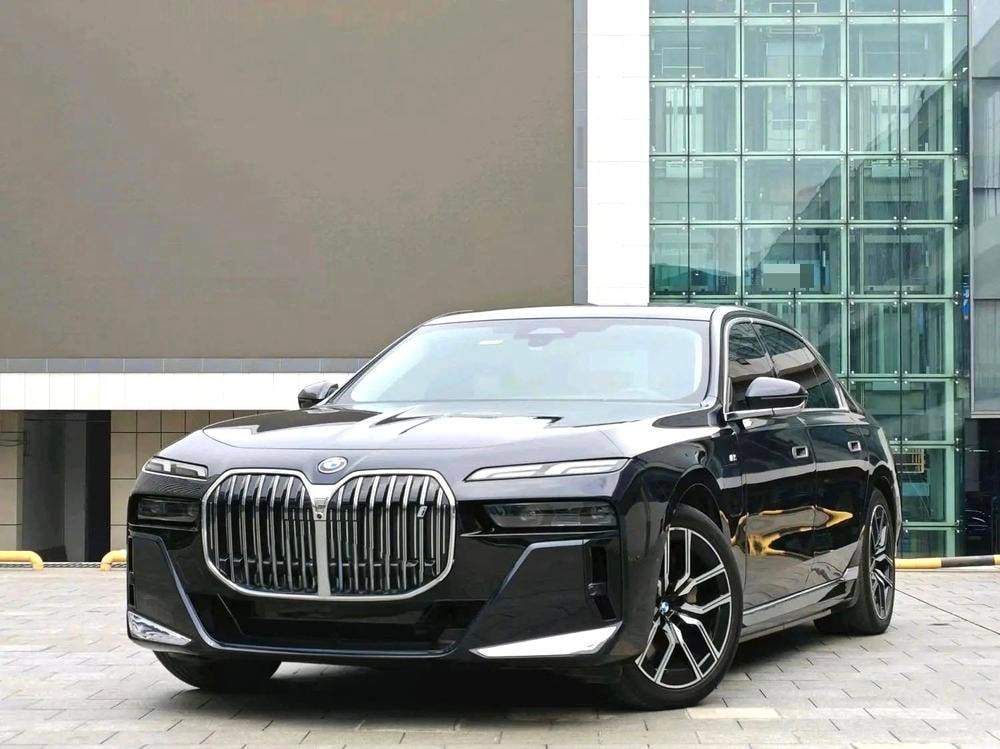 BMW i7 2023 — фото автомобиля