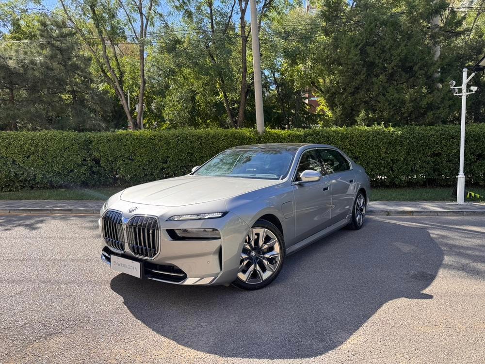 BMW i7 2023 — фото автомобиля