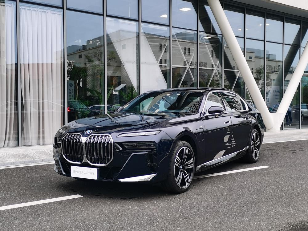 BMW i7 2023 — фото автомобиля
