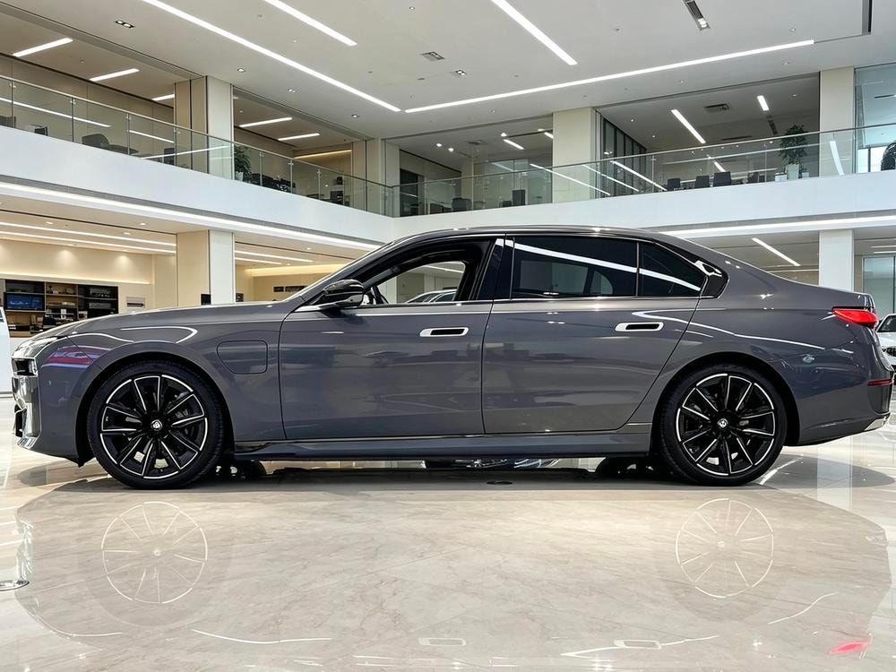 BMW i7 2023 — фото автомобиля