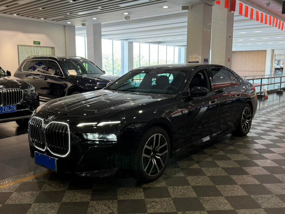 BMW i7 2023 — фото автомобиля