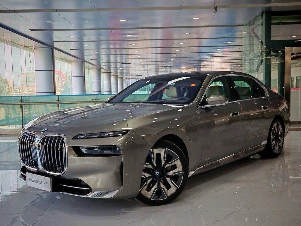 BMW i7 2023 — фото автомобиля