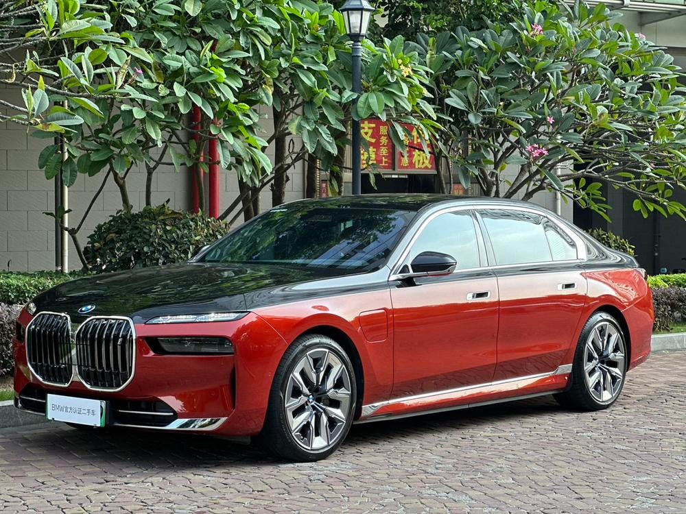 BMW i7 2023 — фото автомобиля 1
