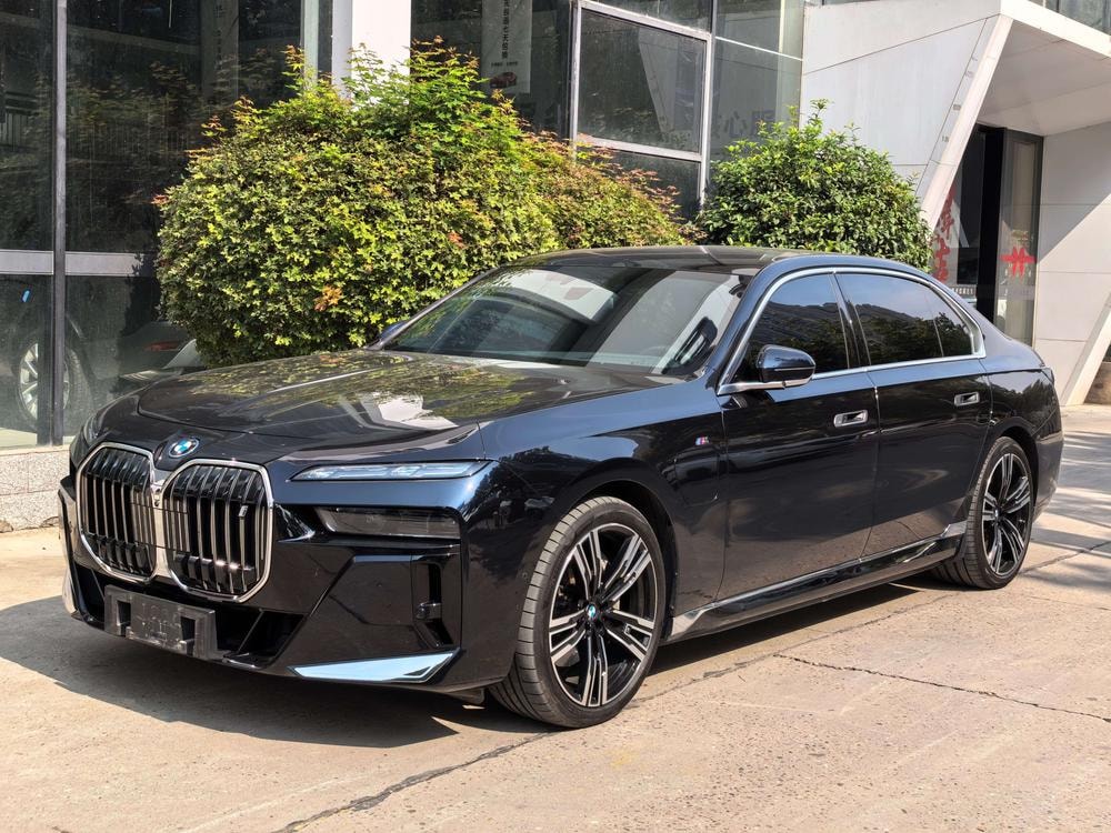 BMW i7 2023 — фото автомобиля