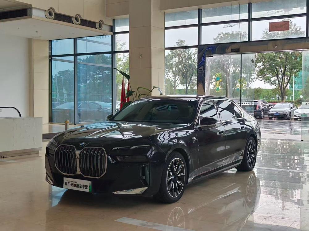 BMW i7 2023 — фото автомобиля 1