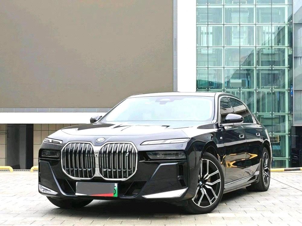 BMW i7 2023 — фото автомобиля 1
